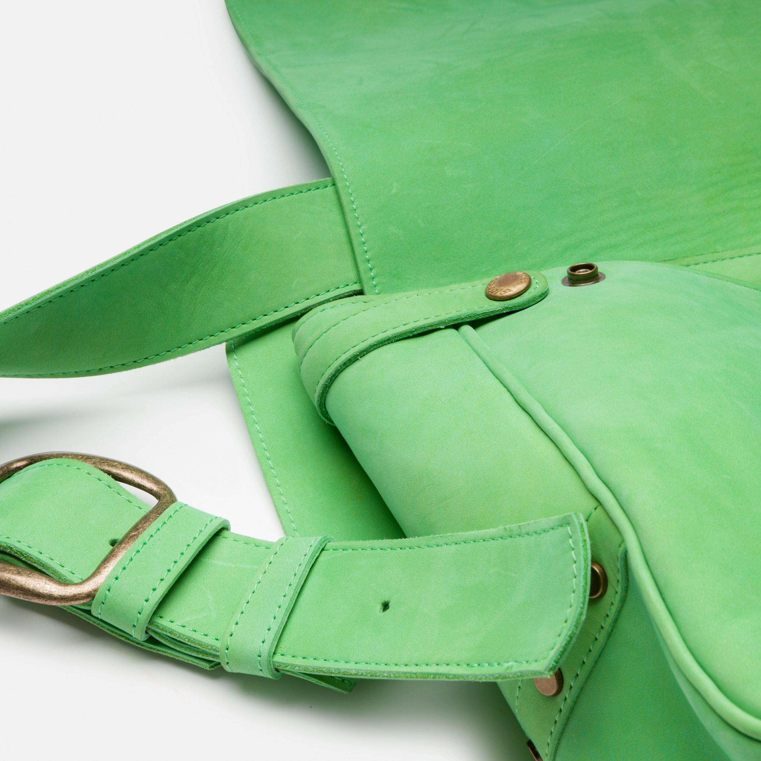 Black Bear Brand - Old Money Green ヌバックホースハイドメッセンジャーバッグ – Black Bear  Brand Japan