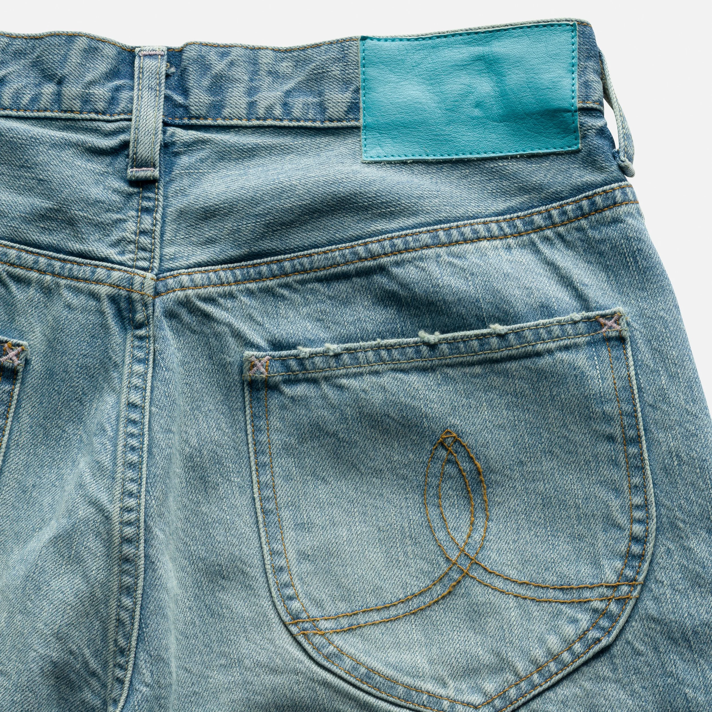 Black Bear Brand WOMAN - Boy Friend Washed Jeans!